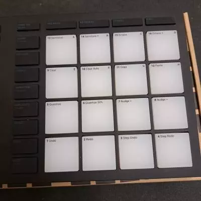 Native Instruments - MIKRO MK3 2